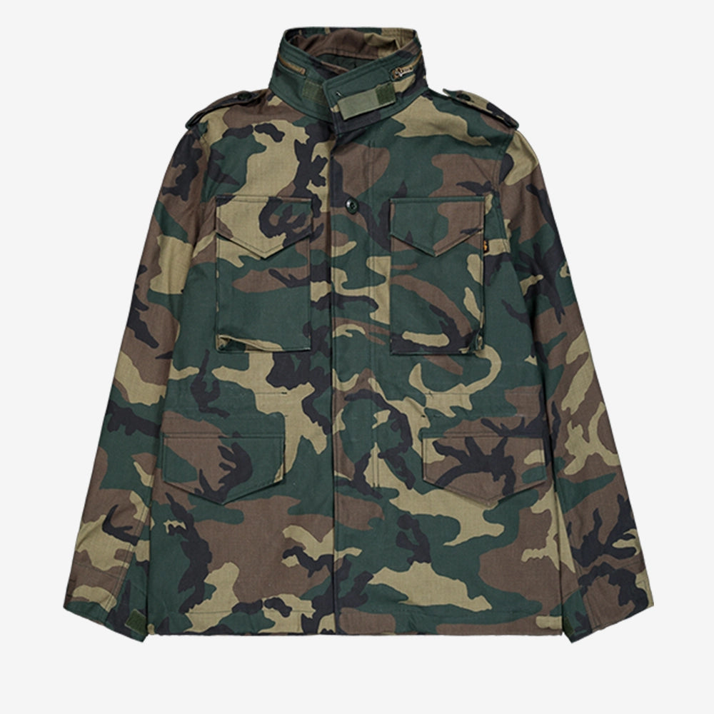 "Camouflage-Feldjacke aus Baumwoll-Mischung von Alpha Industries. Mit vier Pattentaschen, verdeckter Kapuze und Logo-Print auf dem Rücken.“