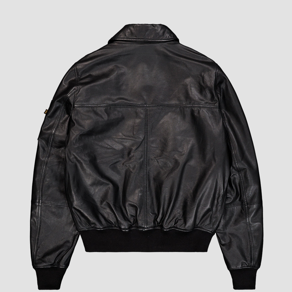 „Schwarze Alpha Industries CWU-45/P Bomberjacke aus hochwertigem Leder mit Umlegekragen, großen Klappentaschen und rotem Remove Before Flight Anhänger bei Stickabush Berlin.“