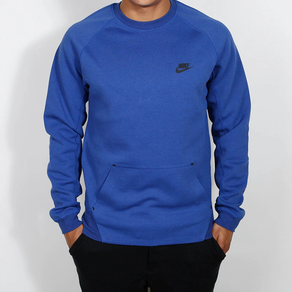 „Blau meliertes Nike Sportswear Tech Fleece Sweatshirt für Herren mit Rundhalsausschnitt und schwarzem Logo-Print in Deep Royal Heather bei Stickabush Berlin.“
