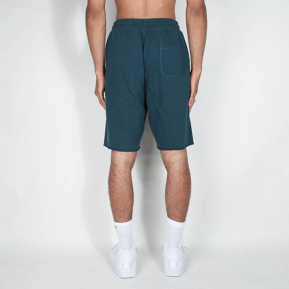 „Nike Sportswear Club Alumni Shorts für Herren mit ungesäumten Kanten, elastischem Bund und Nike Track & Field Logo-Print auf dem Oberschenkel bei Stickabush Berlin.“