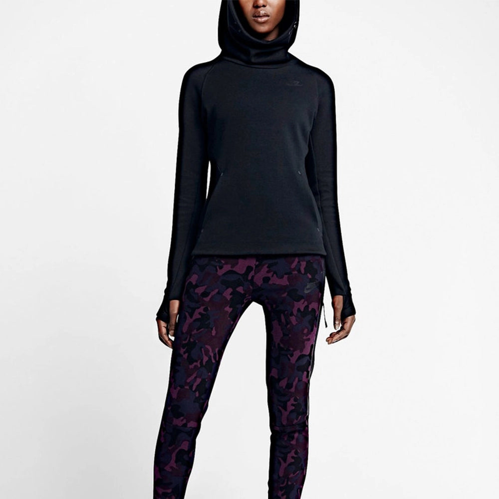“Nike Sportswear Tech Fleece Hoodie in Schwarz. Warmer, leichter Kapuzenpullover aus Tech-Fleece-Material, mit durchgehendem Reißverschluss und Logo auf der Brust.“
