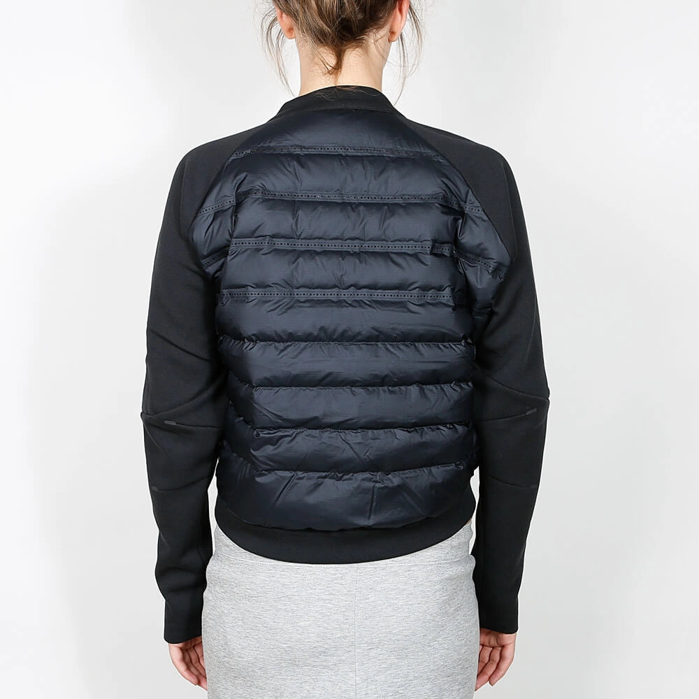 “Nike Tech Fleece Aeroloft Crew Sweater Damen in Schwarz. Materialmix aus Fleece und Daunen, mit gesteppter Vorderseite.“
