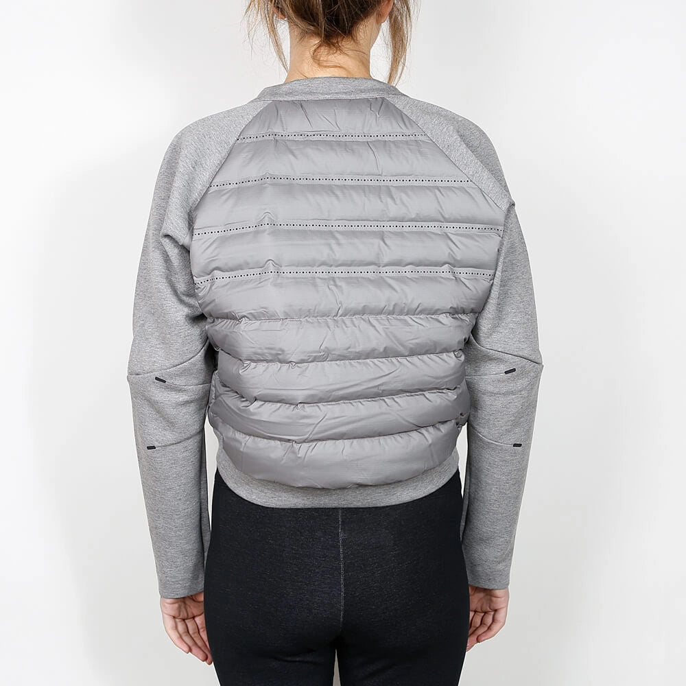 “Nike Tech Fleece Aeroloft Crew Sweater Damen in Dunkelgrau. Materialmix aus Fleece und Daunen, mit gesteppter Vorderseite.“
