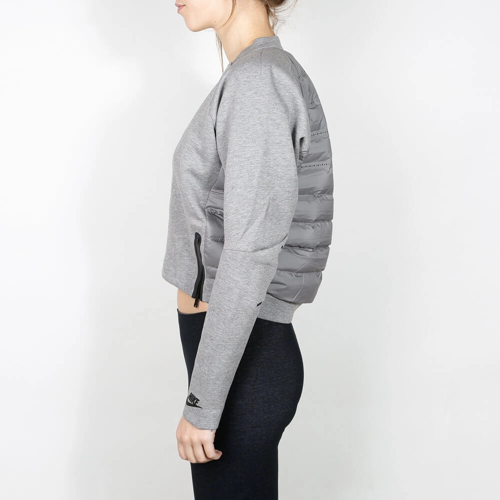 “Nike Tech Fleece Aeroloft Crew Sweater Damen in Dunkelgrau. Materialmix aus Fleece und Daunen, mit gesteppter Vorderseite.“
