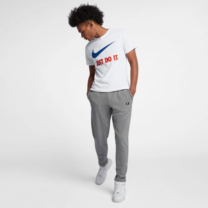 “Nike JDI Swoosh T-Shirt in Weiß. T-Shirt aus Baumwolle mit einem großen, blauen und orangen Swoosh-Logo und "Just Do It."-Schriftzug.“
