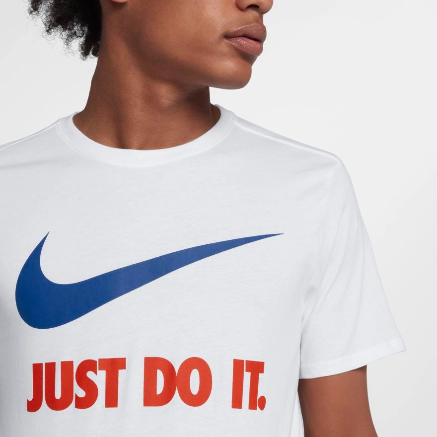 “Nike JDI Swoosh T-Shirt in Weiß. T-Shirt aus Baumwolle mit einem großen, blauen und orangen Swoosh-Logo und "Just Do It."-Schriftzug.“
