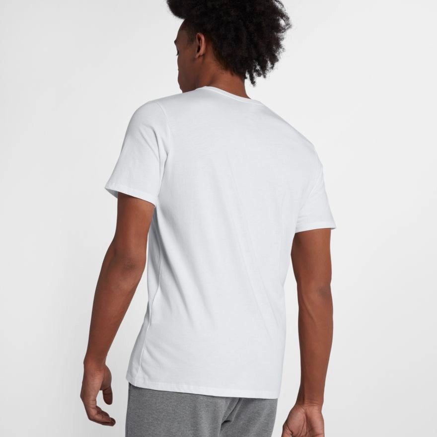„Weißes Nike Sportswear T-Shirt für Herren mit blauem und orangenem Swoosh sowie Just Do It Schriftzug auf der Brust bei Stickabush Berlin.“
