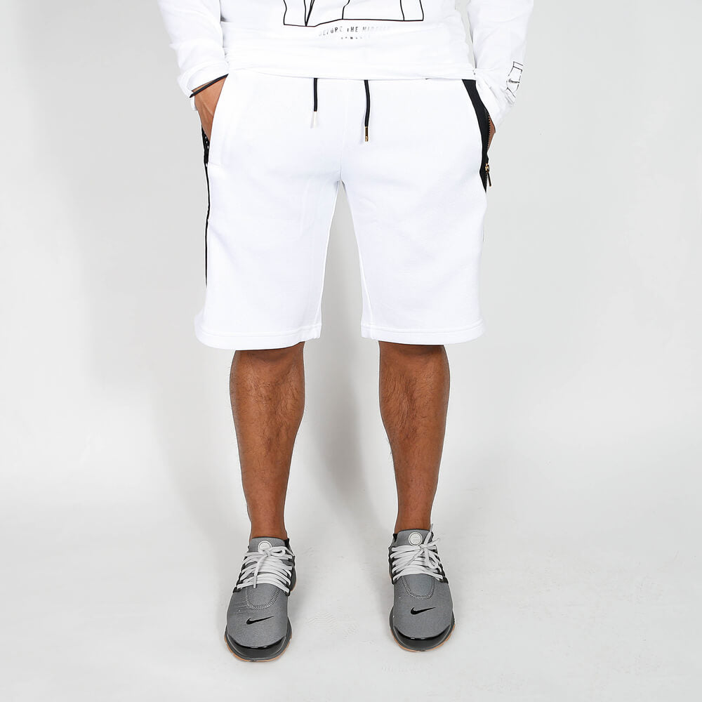 "Nike Sportswear Nikecourt Shorts in Weiß. Kurze Hose aus gewebtem Stoff, mit kontrastierenden schwarzen Paspeln und Kordelzug."