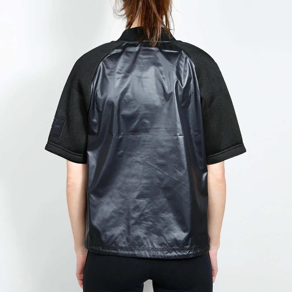 Nike Sportswear WMNS Woven T-Shirt in Black, leichtes Material, klassischer Schnitt, minimalistische Nike-Details