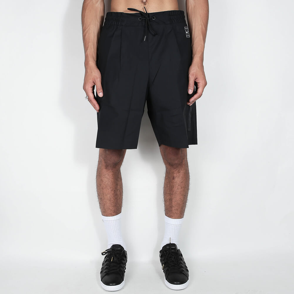 „Schwarze Nike Sportswear Court Shorts für Herren aus Baumwolle mit weißem Swoosh-Logo und elastischem Kordelzug-Bund bei Stickabush Berlin.“