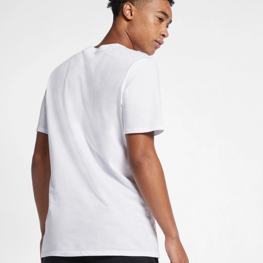 „Weißes Nike Sportswear Club T-Shirt für Herren mit schwarz gesticktem Futura-Logo auf der linken Brust bei Stickabush Berlin.“