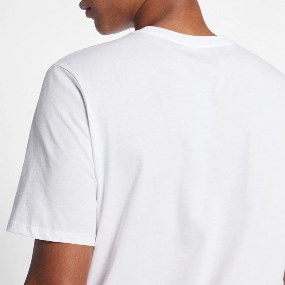 „Weißes Nike Sportswear Club T-Shirt für Herren mit schwarz gesticktem Futura-Logo auf der linken Brust bei Stickabush Berlin.“