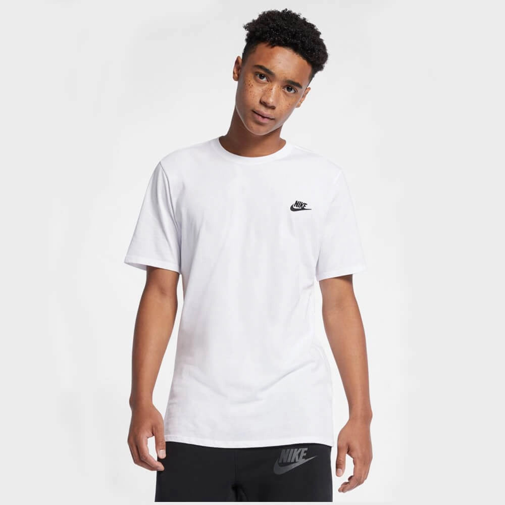 „Weißes Nike Sportswear Club T-Shirt für Herren mit schwarz gesticktem Futura-Logo auf der linken Brust bei Stickabush Berlin.“