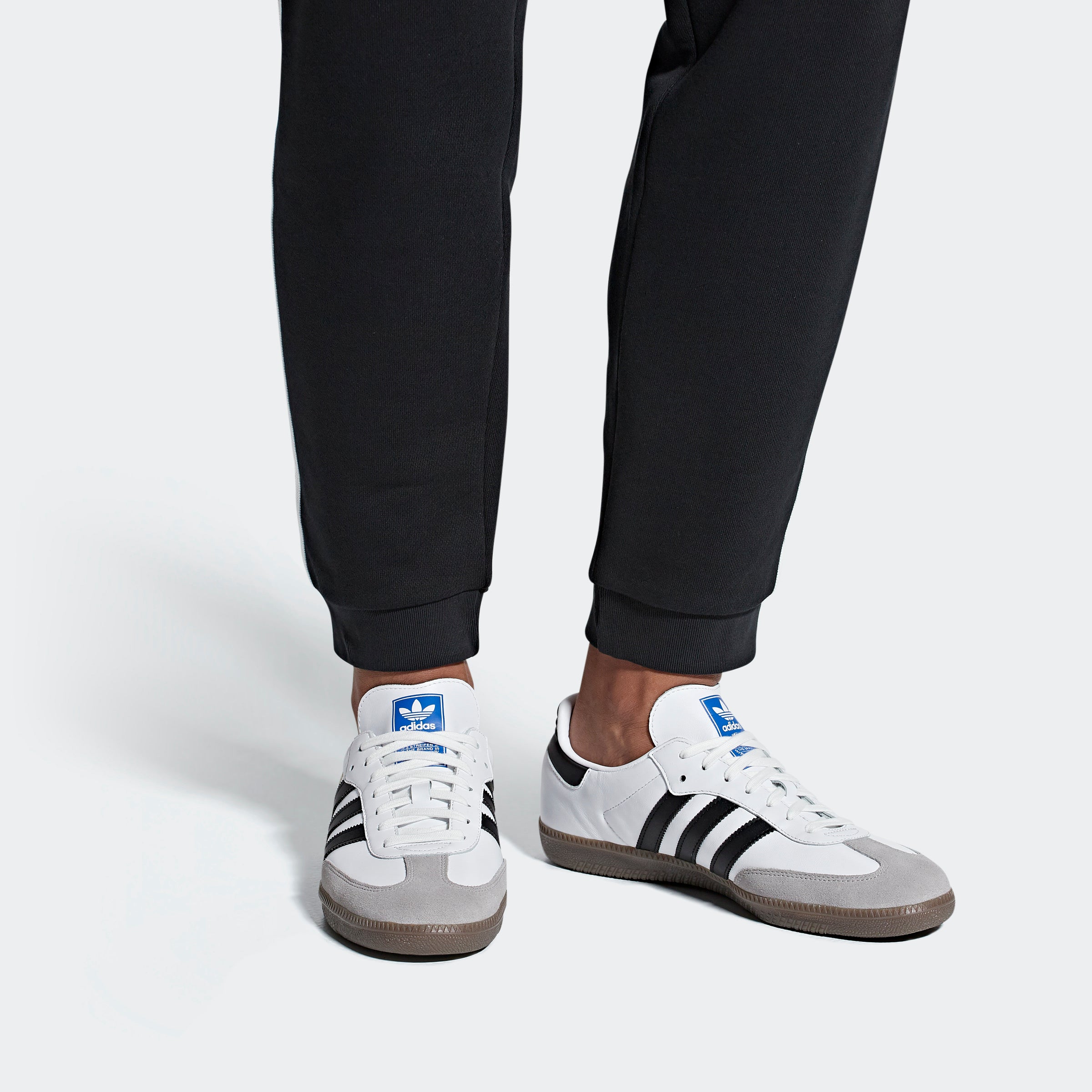 "Adidas Samba OG - White/Black B75806: Retro Sneaker mit Premium-Leder, Wildleder-Details und zeitlosem Design."
