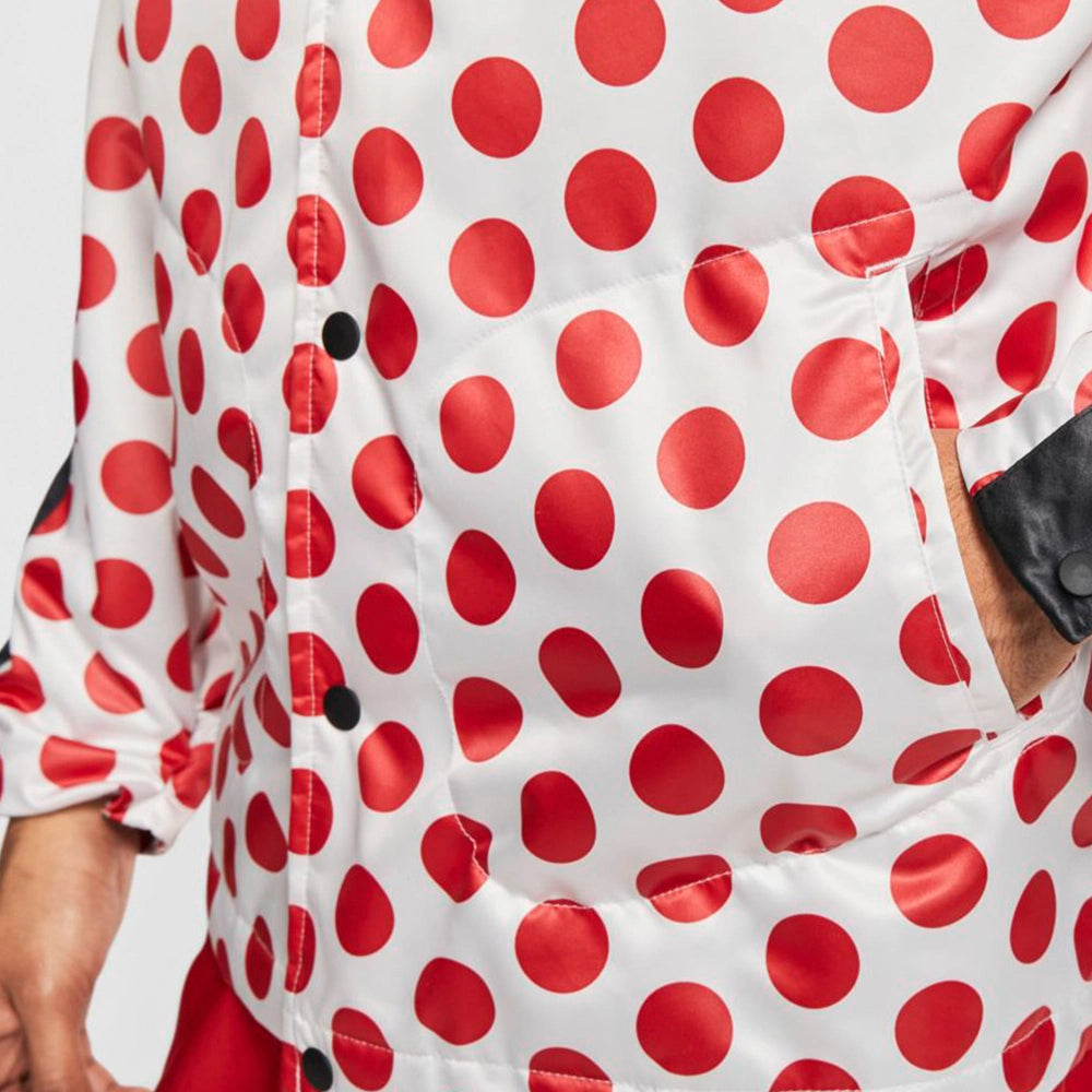 “Weiße Nike Winterjacke mit schwarzen Punkten (Polka Dots), schwarze Druckverschluss und großem Just Do It Schriftzug auf dem Rücken bei Stickabush Berlin.“