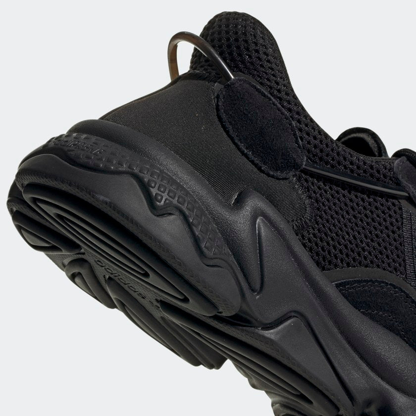 "Adidas Ozweego – Core Black / Carbon. Schwarzer Sneaker aus Mesh, Wildleder und Synthetik, mit Adiprene-Dämpfung, markanten Linien und transparentem Support-Tube." 