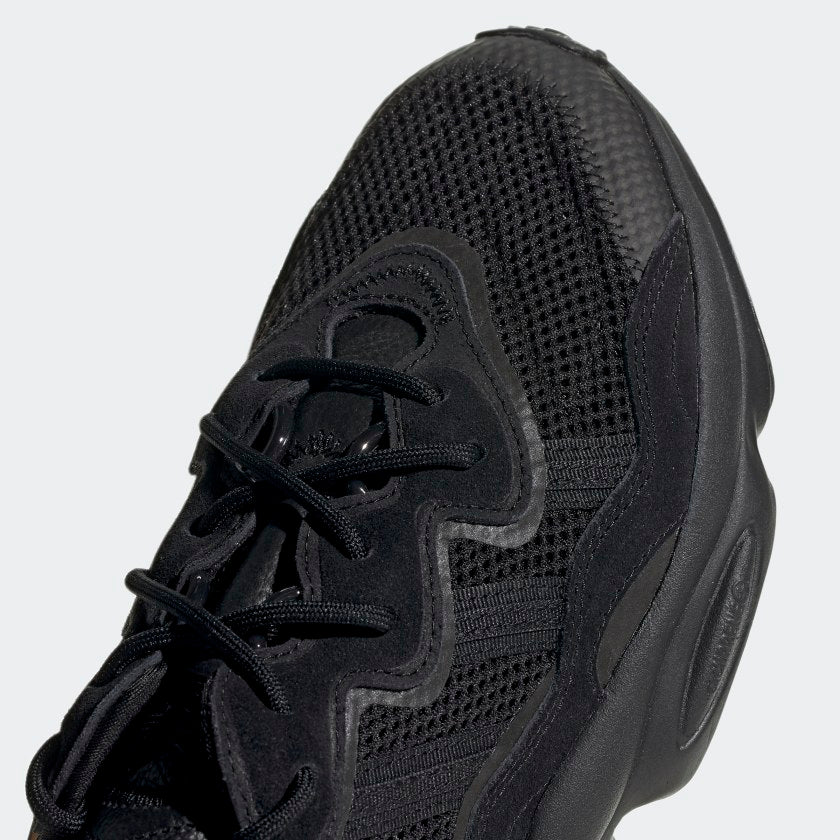 "Adidas Ozweego – Core Black / Carbon. Schwarzer Sneaker aus Mesh, Wildleder und Synthetik, mit Adiprene-Dämpfung, markanten Linien und transparentem Support-Tube." 