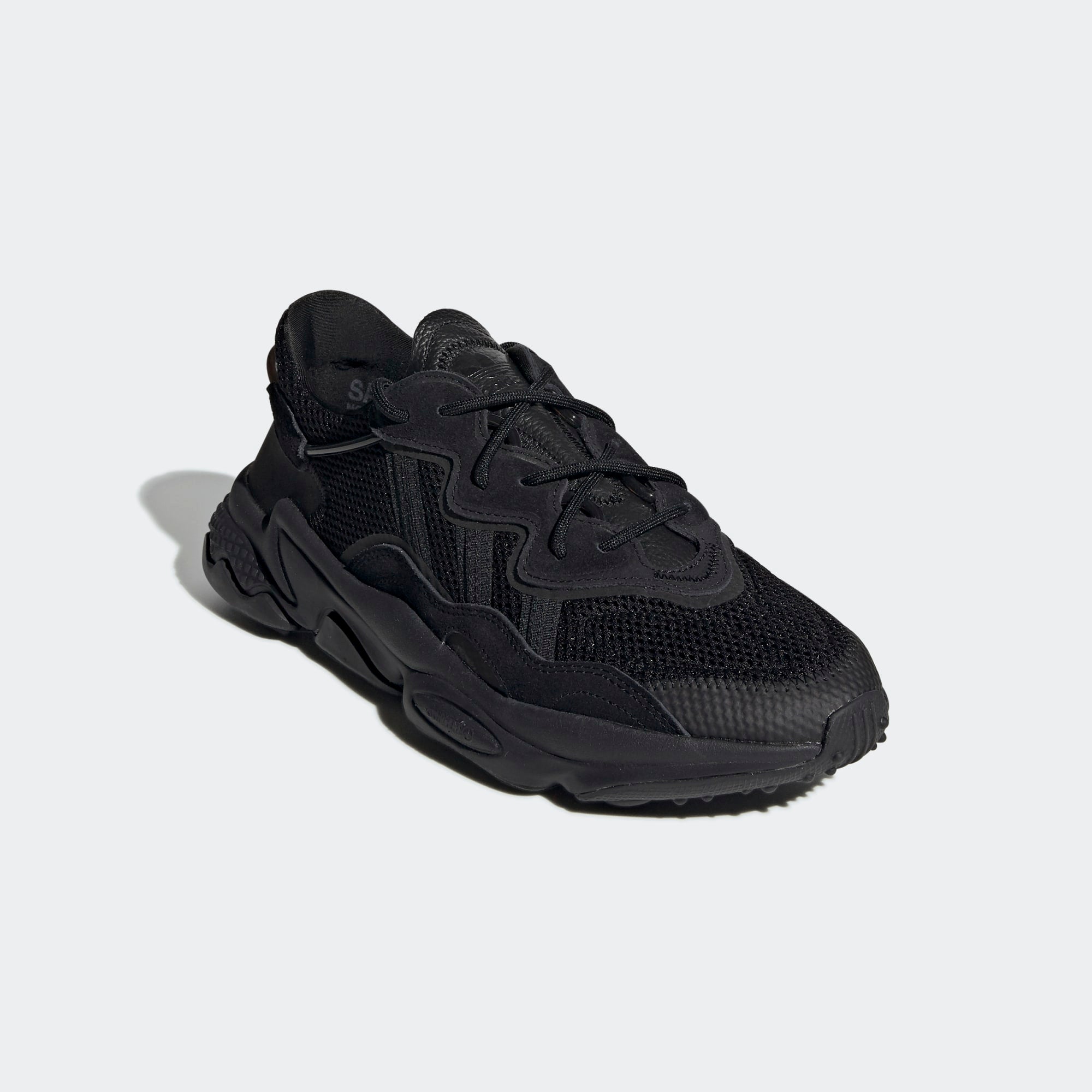 "Adidas Ozweego – Core Black / Carbon. Schwarzer Sneaker aus Mesh, Wildleder und Synthetik, mit Adiprene-Dämpfung, markanten Linien und transparentem Support-Tube." 