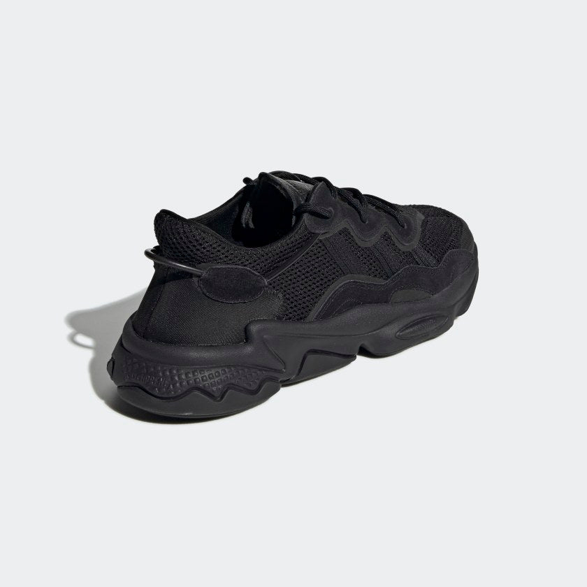 "Adidas Ozweego – Core Black / Carbon. Schwarzer Sneaker aus Mesh, Wildleder und Synthetik, mit Adiprene-Dämpfung, markanten Linien und transparentem Support-Tube." 