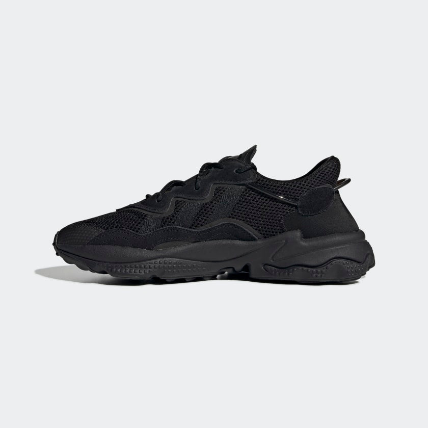 "Adidas Ozweego – Core Black / Carbon. Schwarzer Sneaker aus Mesh, Wildleder und Synthetik, mit Adiprene-Dämpfung, markanten Linien und transparentem Support-Tube." 