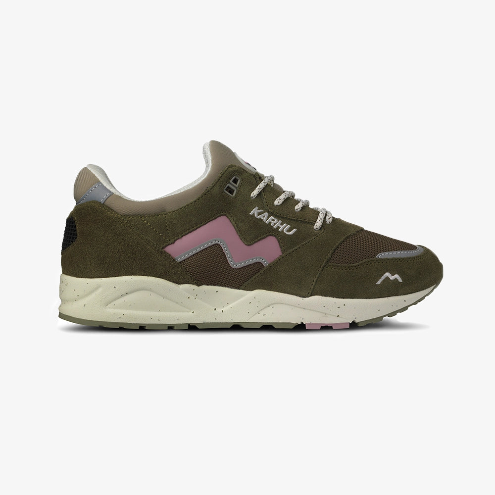 “Karhu Aria 95 Sneaker in Beech (Braun/Beige) und Lilas (Flieder) mit Monosock-Konstruktion und Fulcrum-Sohle bei Stickabush Berlin.“