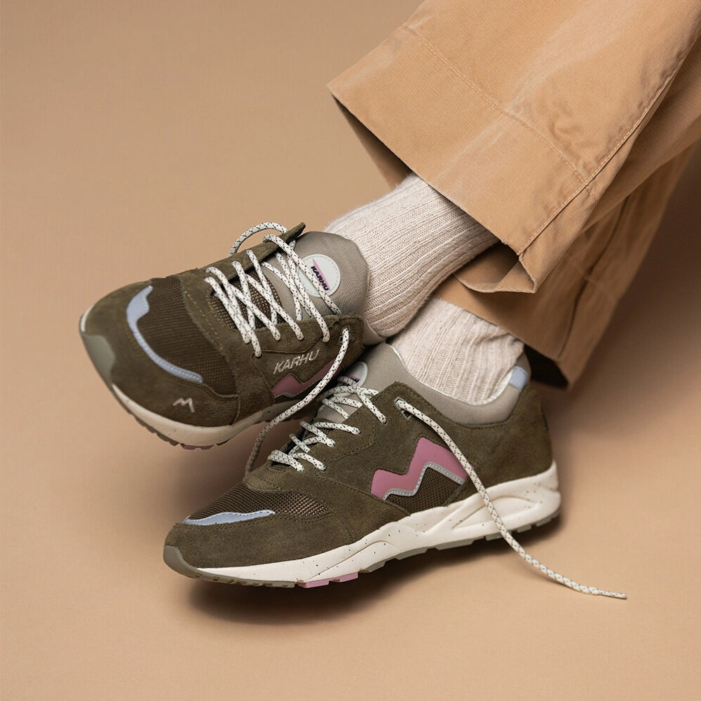 “Karhu Aria 95 Sneaker in Beech (Braun/Beige) und Lilas (Flieder) mit Monosock-Konstruktion und Fulcrum-Sohle bei Stickabush Berlin.“