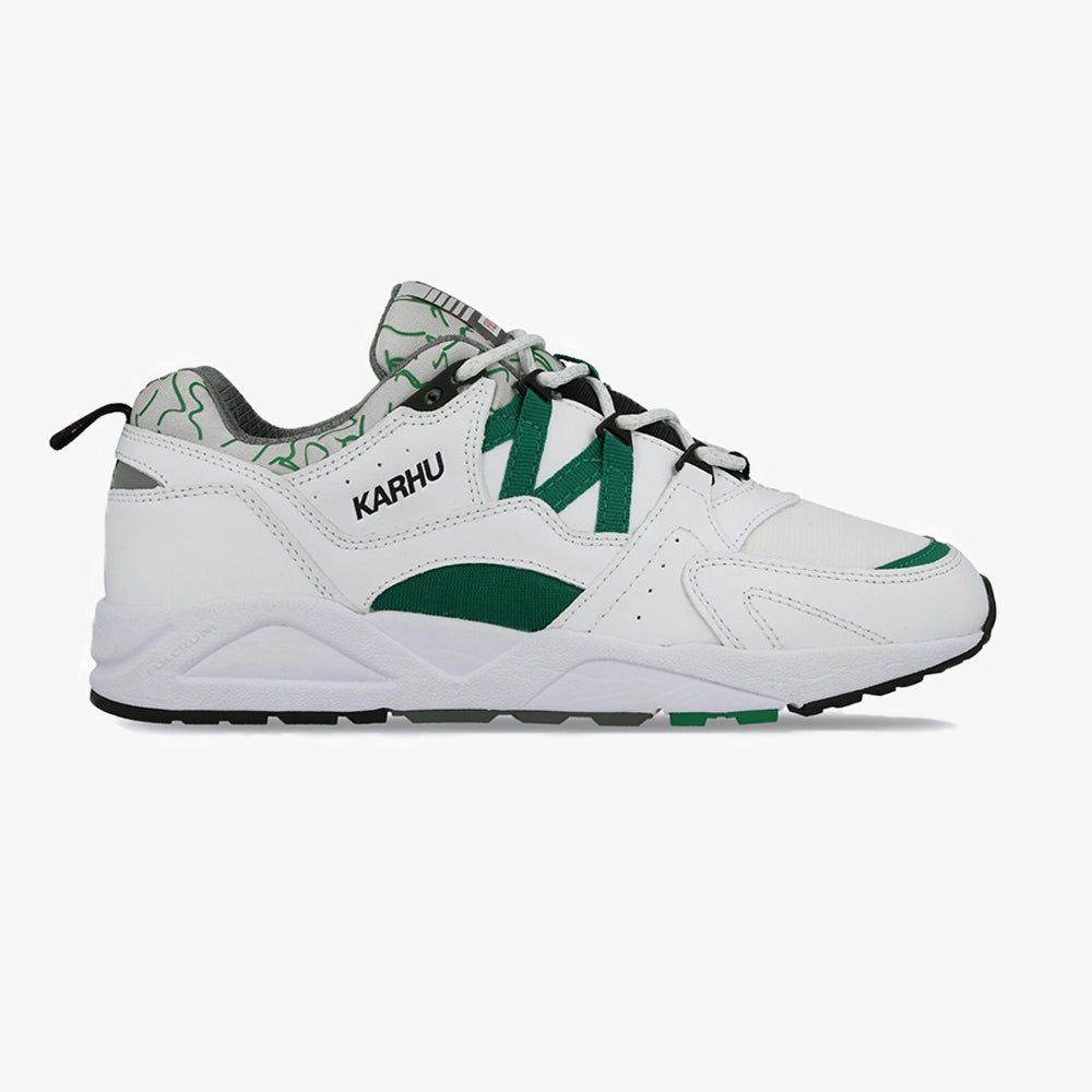 “Karhu Fusion 2.0 OG Sneaker in White Ultramarine Green aus Wildleder und Mesh mit Hiking-Schnürsystem und Fulcrum-Sohle F804034 bei Stickabush Berlin.“