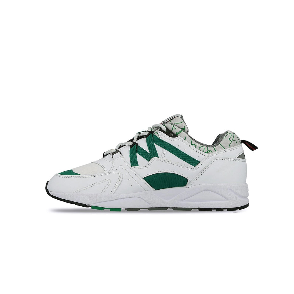 “Karhu Fusion 2.0 OG Sneaker in White Ultramarine Green aus Wildleder und Mesh mit Hiking-Schnürsystem und Fulcrum-Sohle F804034 bei Stickabush Berlin.“