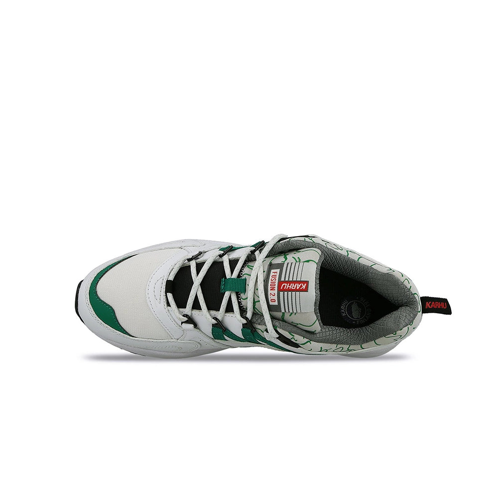 “Karhu Fusion 2.0 OG Sneaker in White Ultramarine Green aus Wildleder und Mesh mit Hiking-Schnürsystem und Fulcrum-Sohle F804034 bei Stickabush Berlin.“
