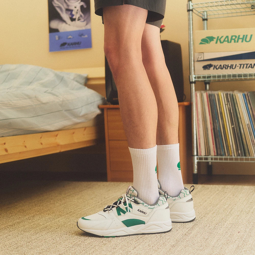“Karhu Fusion 2.0 OG Sneaker in White Ultramarine Green aus Wildleder und Mesh mit Hiking-Schnürsystem und Fulcrum-Sohle F804034 bei Stickabush Berlin.“