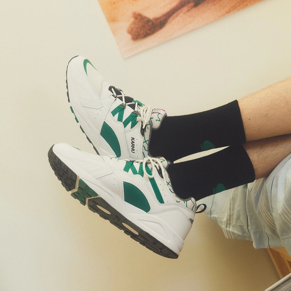“Karhu Fusion 2.0 OG Sneaker in White Ultramarine Green aus Wildleder und Mesh mit Hiking-Schnürsystem und Fulcrum-Sohle F804034 bei Stickabush Berlin.“