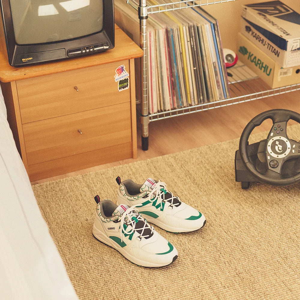 “Karhu Fusion 2.0 OG Sneaker in White Ultramarine Green aus Wildleder und Mesh mit Hiking-Schnürsystem und Fulcrum-Sohle F804034 bei Stickabush Berlin.“