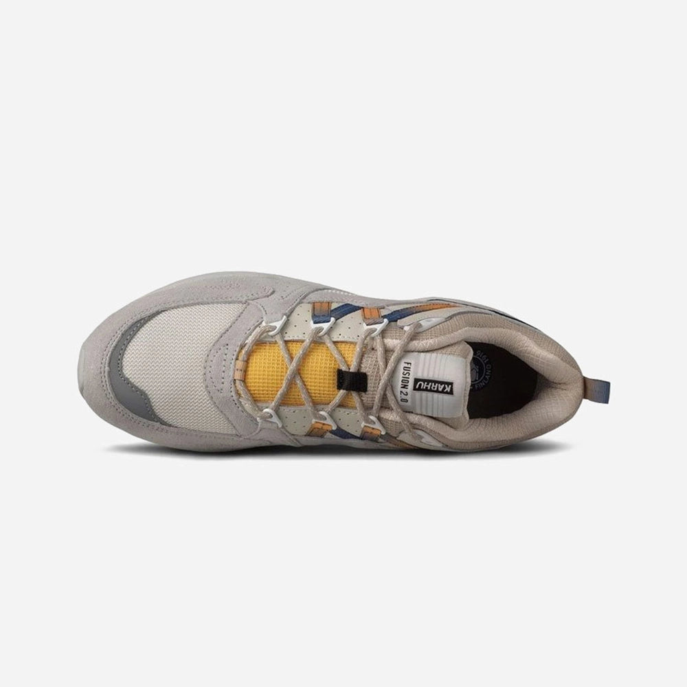 “Karhu Fusion 2.0 – Foggy Dew / True Navy. Graublauer Sneaker aus Wildleder und Mesh, mit reflektierenden Details, EVA-Zwischensohle und Karhu "M-Logo" an der Seite.“
