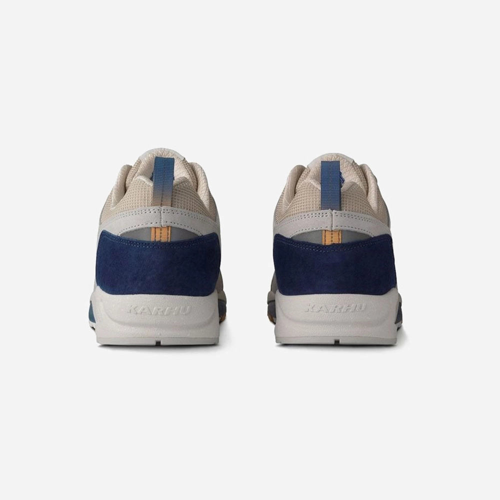 “Karhu Fusion 2.0 – Foggy Dew / True Navy. Graublauer Sneaker aus Wildleder und Mesh, mit reflektierenden Details, EVA-Zwischensohle und Karhu "M-Logo" an der Seite.“