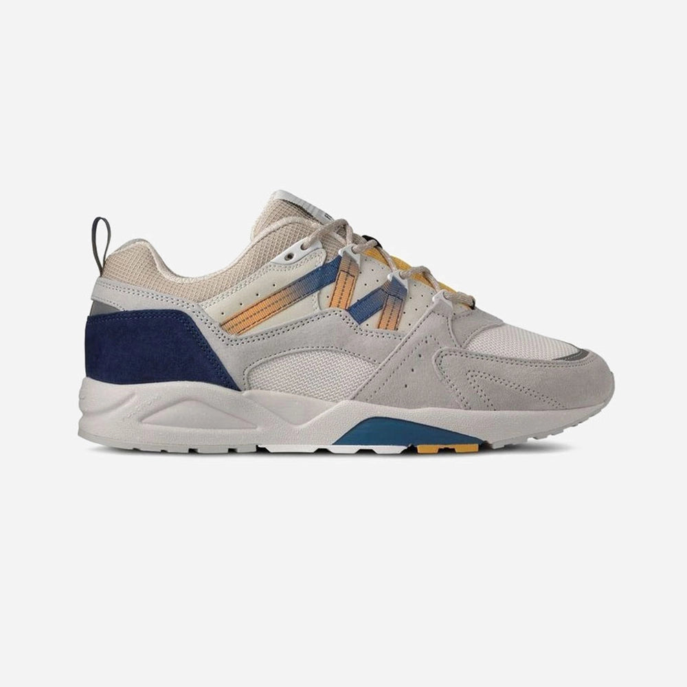 “Karhu Fusion 2.0 – Foggy Dew / True Navy. Graublauer Sneaker aus Wildleder und Mesh, mit reflektierenden Details, EVA-Zwischensohle und Karhu "M-Logo" an der Seite.“