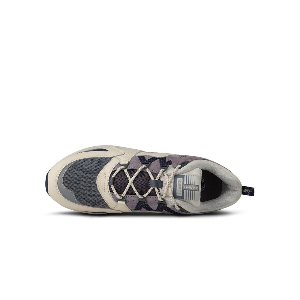 „Der Karhu Fusion 2.0 Herren Sneaker in Beige/Blaugrau/Lila (Naval Academy / Solitary Star) mit reflektierenden Details und praktischer Zuglasche und einer beigen Sohle bei Stickabush Berlin.“