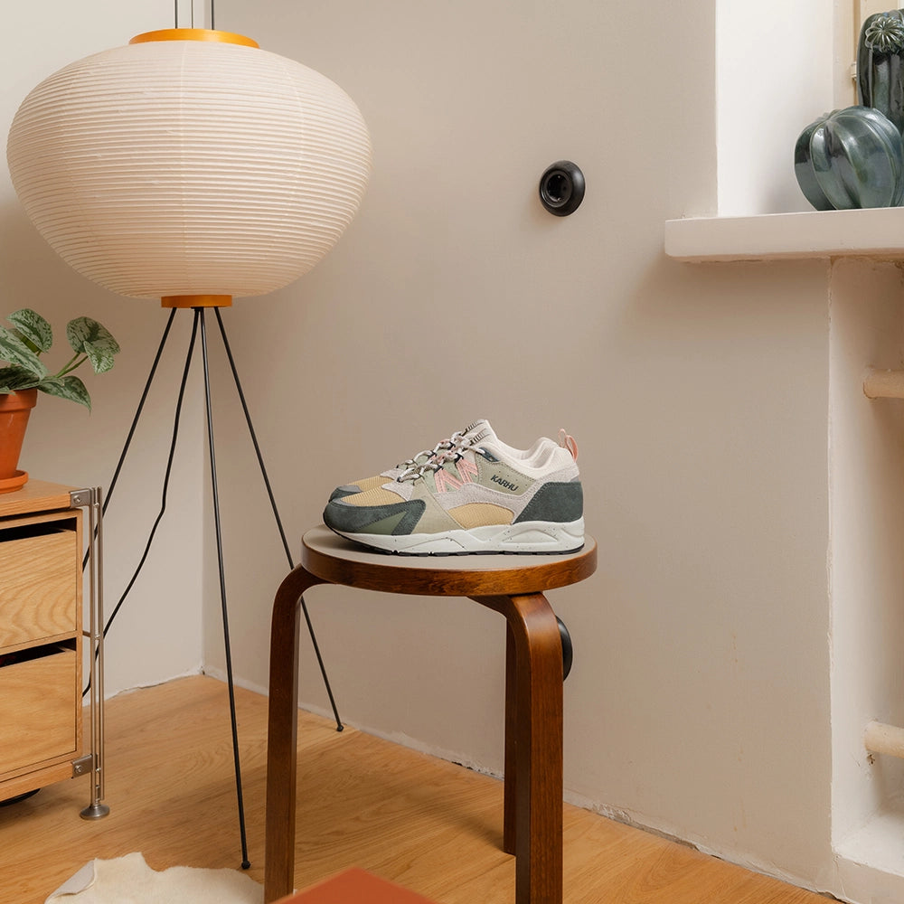 “Karhu Fusion 2.0 Sneaker in Dunkelgrün und Cameo Rose. Retro-Laufschuh aus Wildleder und Mesh, mit Spotted Midsole bei Stickabush Berlin.“