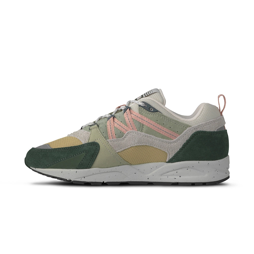 “Karhu Fusion 2.0 Sneaker in Dunkelgrün und Cameo Rose. Retro-Laufschuh aus Wildleder und Mesh, mit Spotted Midsole bei Stickabush Berlin.“