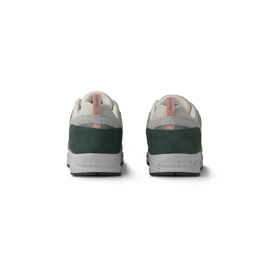 “Karhu Fusion 2.0 Sneaker in Dunkelgrün und Cameo Rose. Retro-Laufschuh aus Wildleder und Mesh, mit Spotted Midsole bei Stickabush Berlin.“