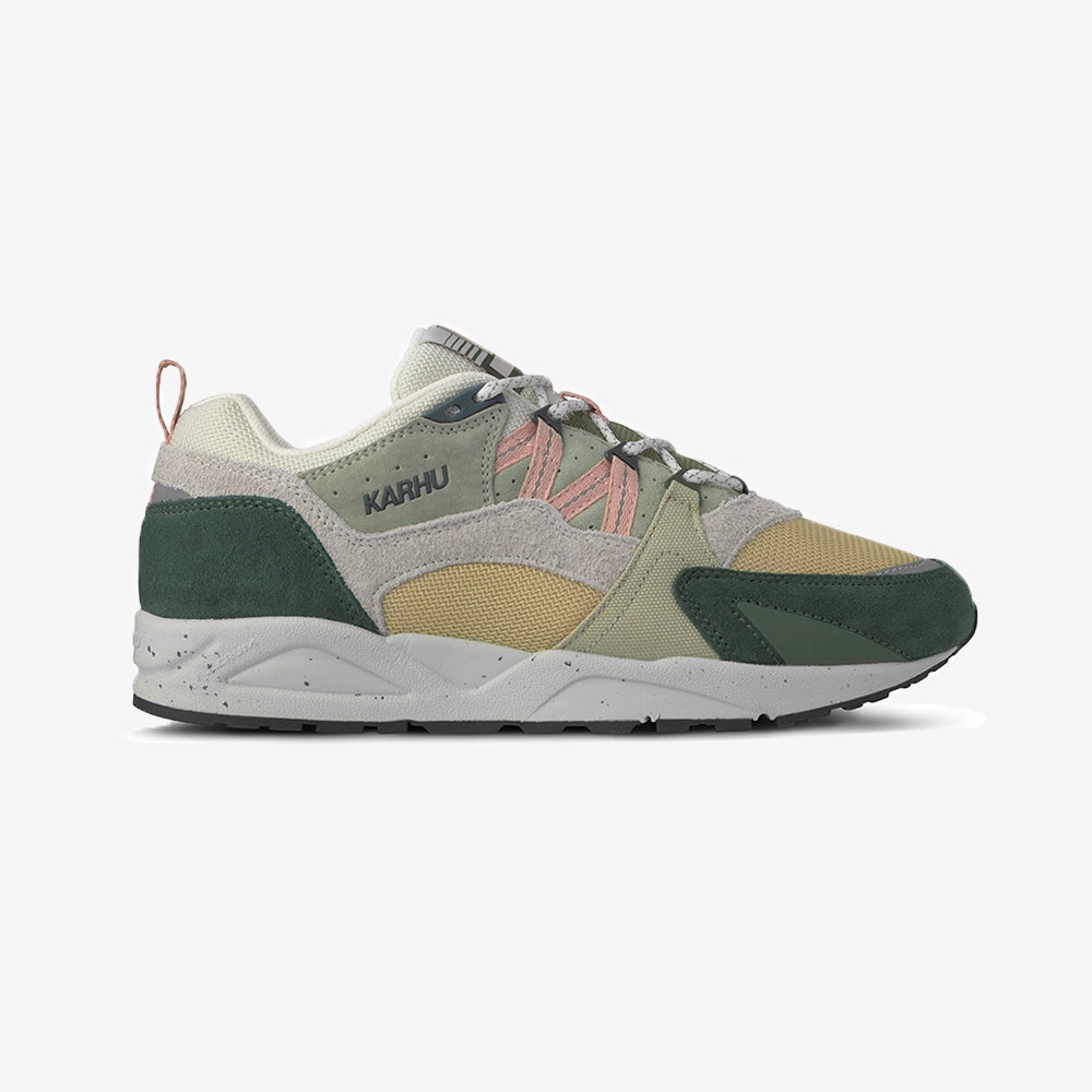 “Karhu Fusion 2.0 Sneaker in Dunkelgrün und Cameo Rose. Retro-Laufschuh aus Wildleder und Mesh, mit Spotted Midsole bei Stickabush Berlin.“