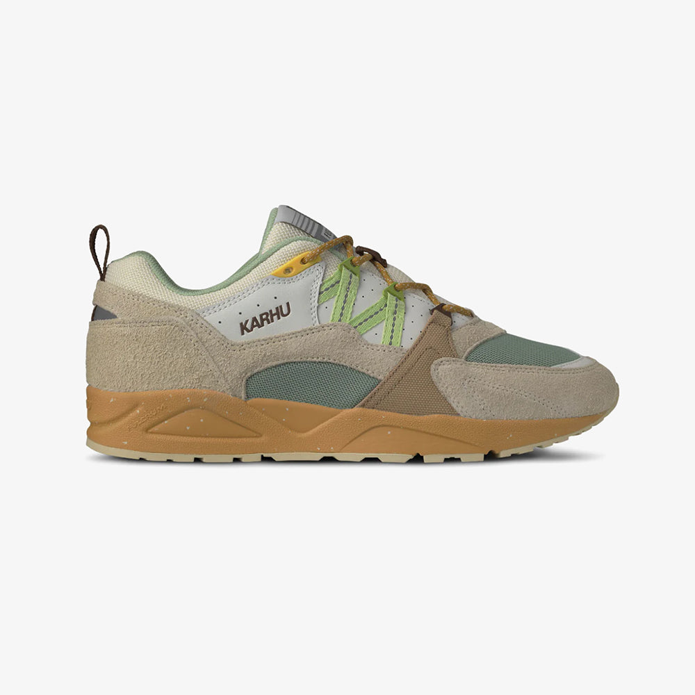 “Karhu Fusion 2.0 "Mölkky" Pack in Turtledove/Shadow Lime. Sneaker aus Wildleder und Mesh, mit Retro-Design und gepolsterter Sohle für Komfort bei Stickabush Berlin.“