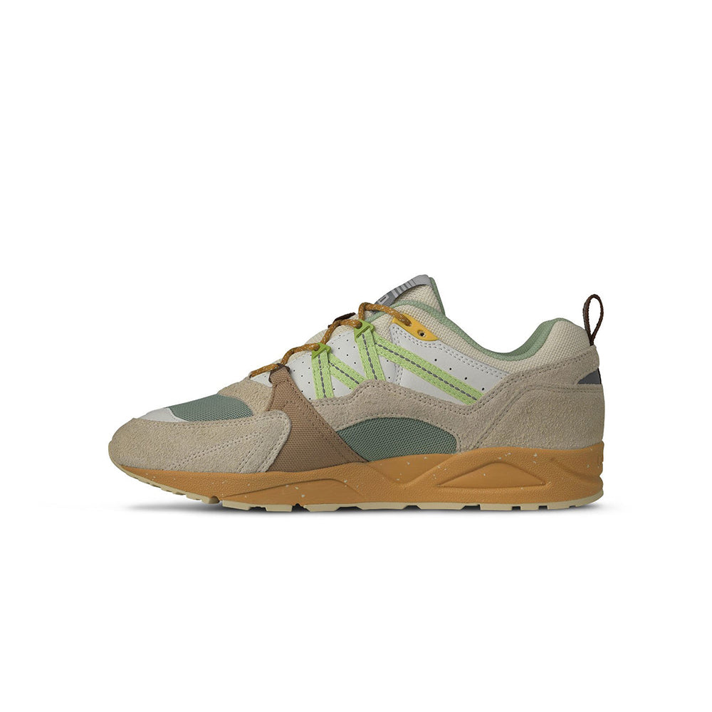 “Karhu Fusion 2.0 "Mölkky" Pack in Turtledove/Shadow Lime. Sneaker aus Wildleder und Mesh, mit Retro-Design und gepolsterter Sohle für Komfort bei Stickabush Berlin.“