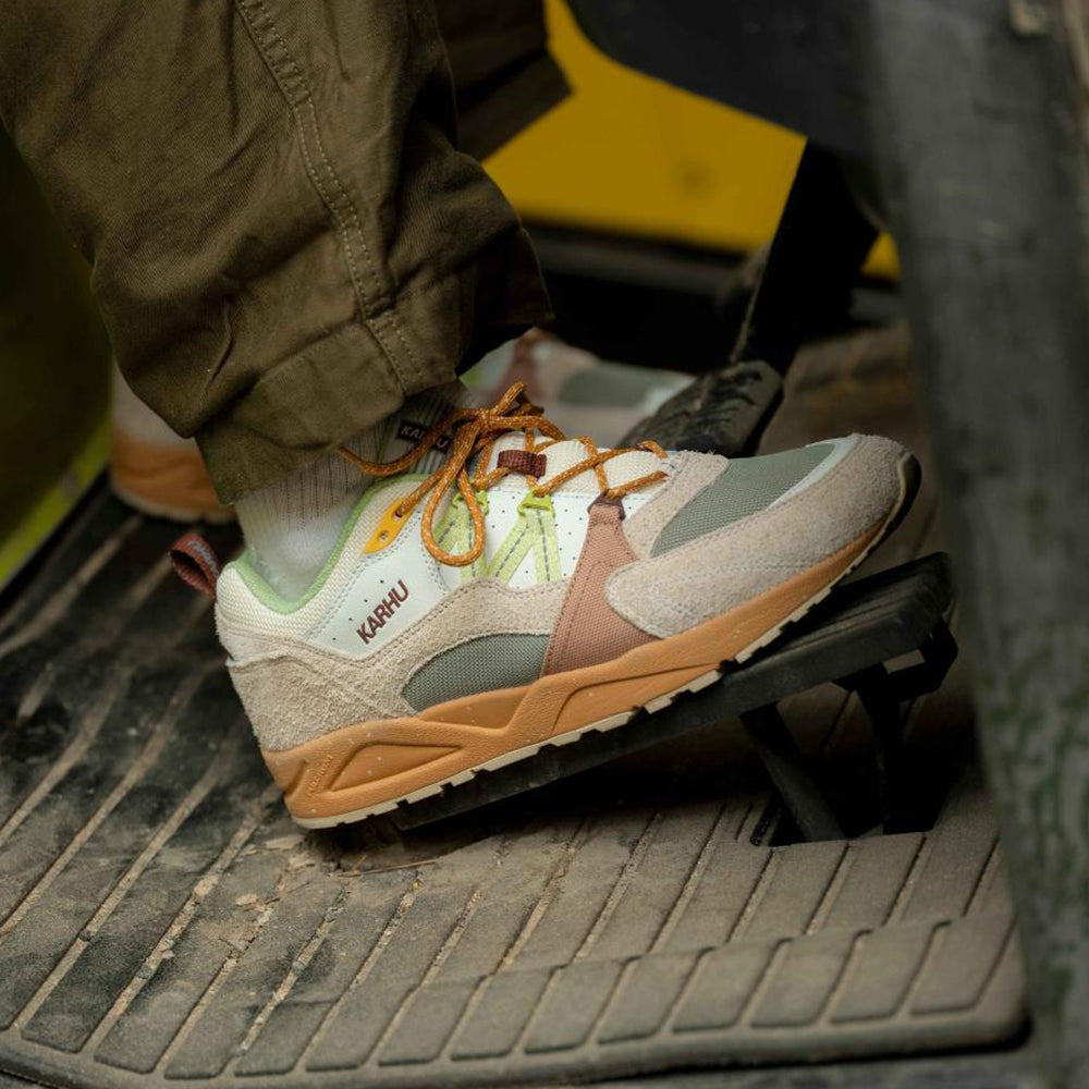 “Karhu Fusion 2.0 "Mölkky" Pack in Turtledove/Shadow Lime. Sneaker aus Wildleder und Mesh, mit Retro-Design und gepolsterter Sohle für Komfort bei Stickabush Berlin.“