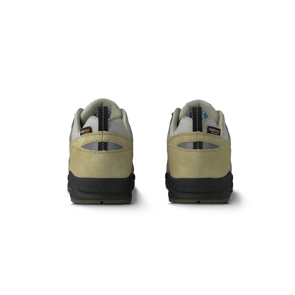 "Karhu Fusion 2.0 "Pub Quiz" in Pale Olive Green/Jet Black, aus Wildleder und Mesh, mit Retro-Design und reflektierenden Details."
