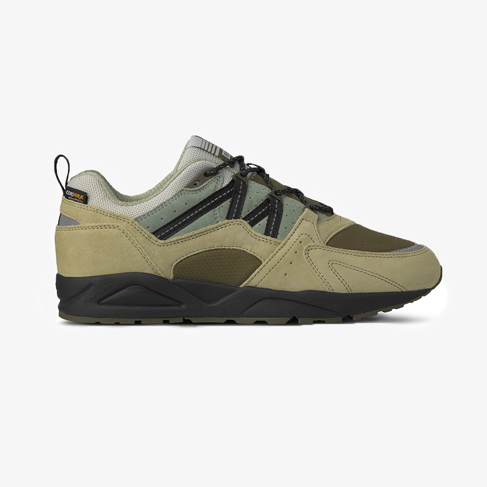 "Karhu Fusion 2.0 "Pub Quiz" in Pale Olive Green/Jet Black, aus Wildleder und Mesh, mit Retro-Design und reflektierenden Details."