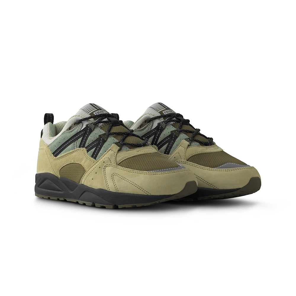 "Karhu Fusion 2.0 "Pub Quiz" in Pale Olive Green/Jet Black, aus Wildleder und Mesh, mit Retro-Design und reflektierenden Details."