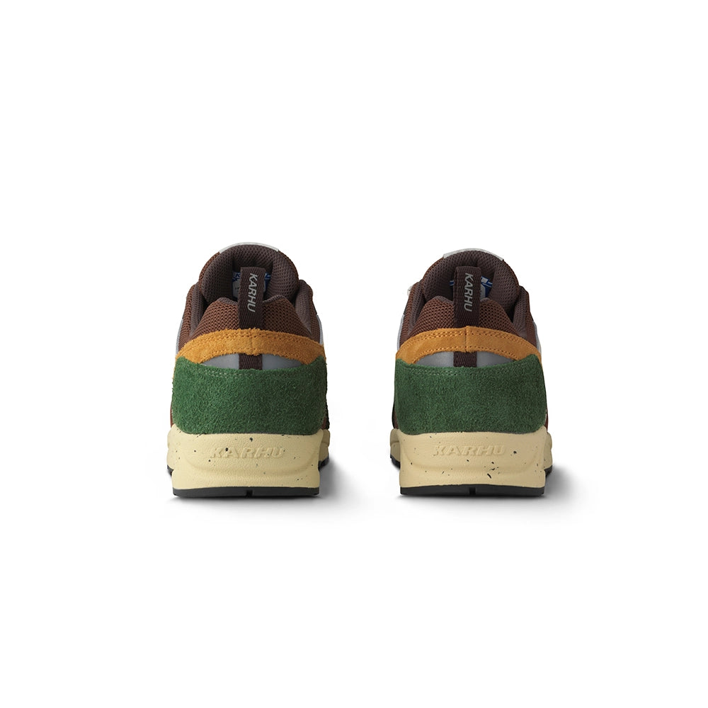 “Karhu Fusion 2.0 Sneaker in Dunkelgrün (Douglas Fir) und Navy Blau mit Rope-Laces und markanter Trekking-Sohle bei Stickabush Berlin.“