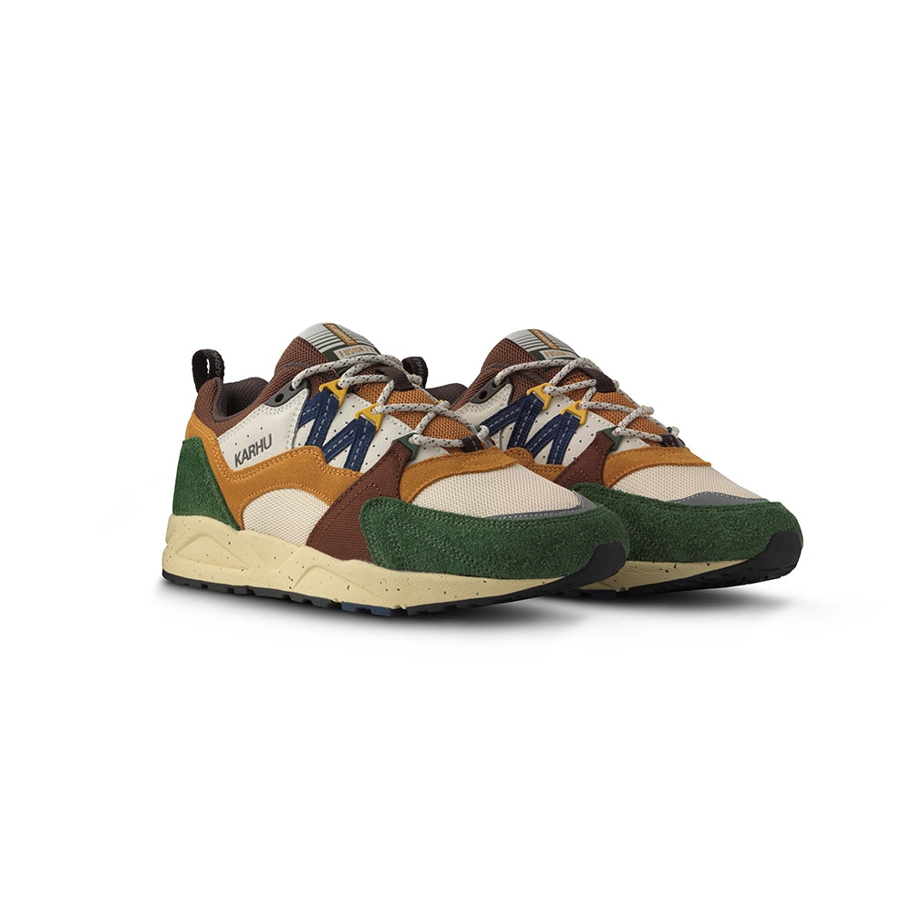 “Karhu Fusion 2.0 Sneaker in Dunkelgrün (Douglas Fir) und Navy Blau mit Rope-Laces und markanter Trekking-Sohle bei Stickabush Berlin.“