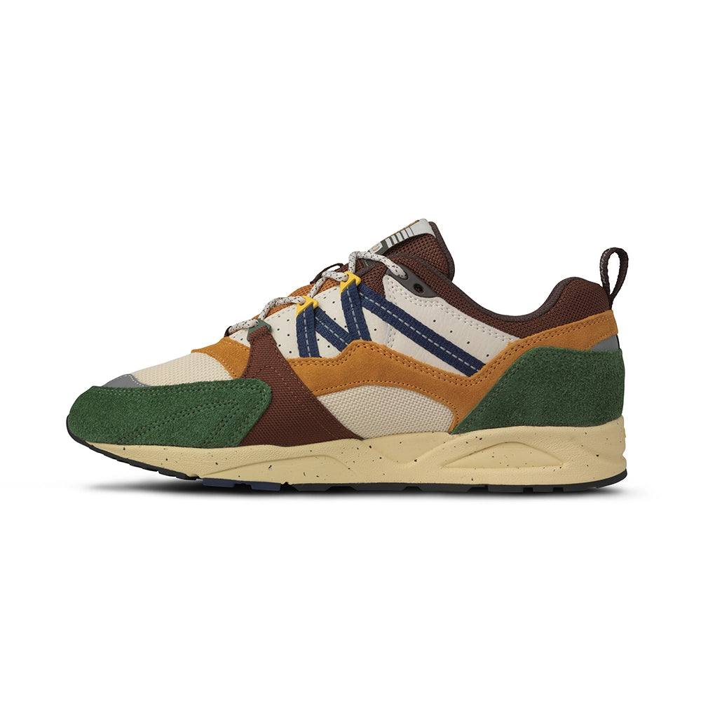 “Karhu Fusion 2.0 Sneaker in Dunkelgrün (Douglas Fir) und Navy Blau mit Rope-Laces und markanter Trekking-Sohle bei Stickabush Berlin.“