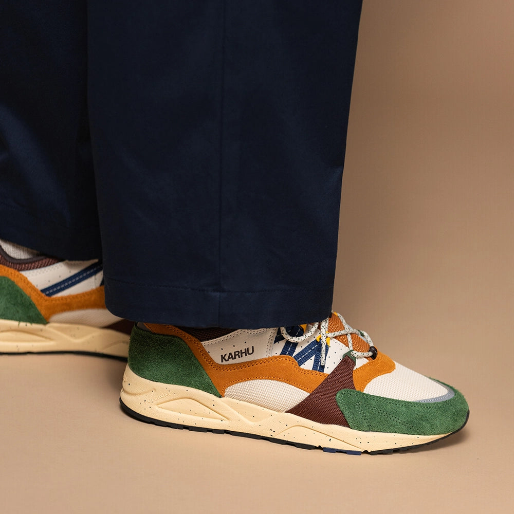 “Karhu Fusion 2.0 Sneaker in Dunkelgrün (Douglas Fir) und Navy Blau mit Rope-Laces und markanter Trekking-Sohle bei Stickabush Berlin.“